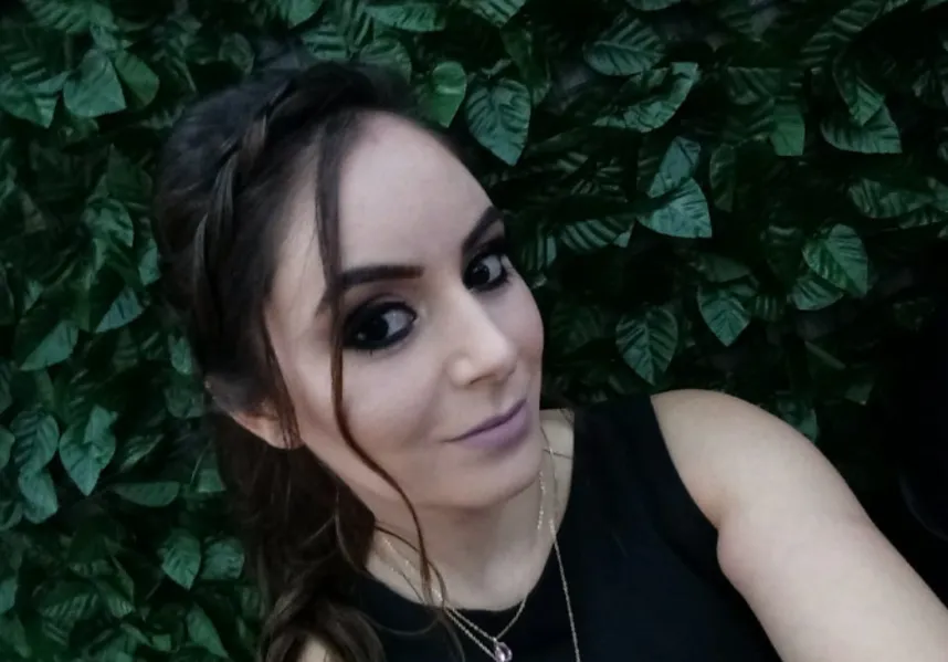 03 TROCA DE IDADE – A maquiadora Érika Porciúncula Gauterio foi muito cumprimentada no inicio deste mês, pela chegada de seu aniversário. Érika constantemente faz cursos e aperfeiçoamentos na sua área, encantando a todas com seu trabalho, sendo integrante do time de profissionais do badalado salão Menina Bonita.Da coluna RC os votos de alegrias e sucesso
