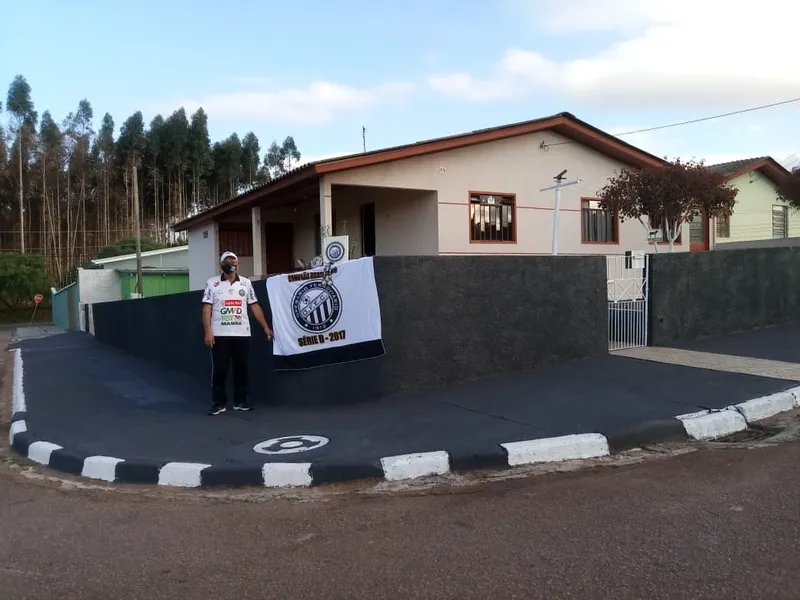 Com o isolamento social devido a pandemia, o torcedor aproveitou o tempo ócio em casa para pintar as paredes do muro e da calçada de preto e branco
