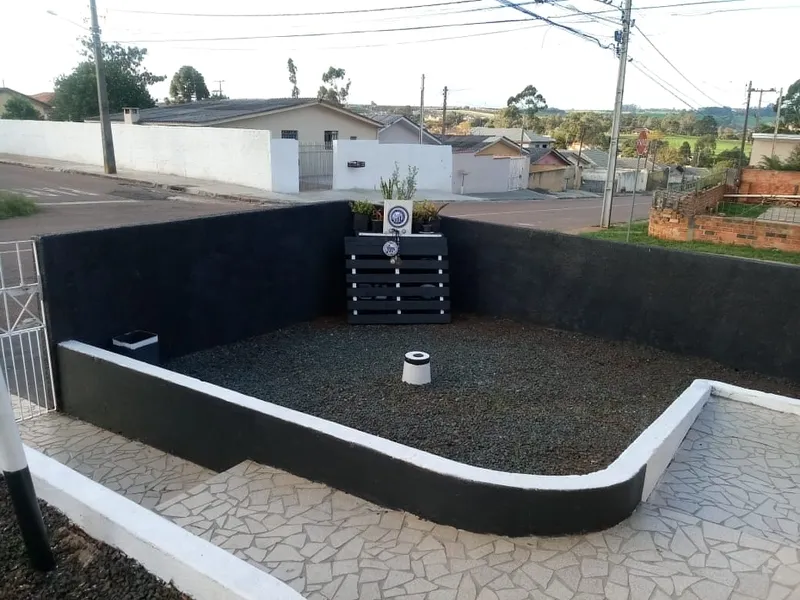Com o isolamento social devido a pandemia, o torcedor aproveitou o tempo ócio em casa para pintar as paredes do muro e da calçada de preto e branco