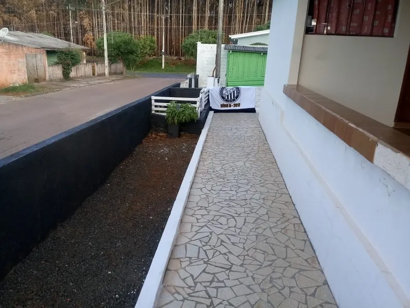 Com o isolamento social devido a pandemia, o torcedor aproveitou o tempo ócio em casa para pintar as paredes do muro e da calçada de preto e branco
