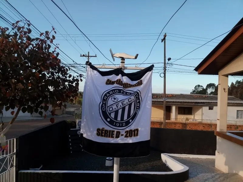 Com o isolamento social devido a pandemia, o torcedor aproveitou o tempo ócio em casa para pintar as paredes do muro e da calçada de preto e branco