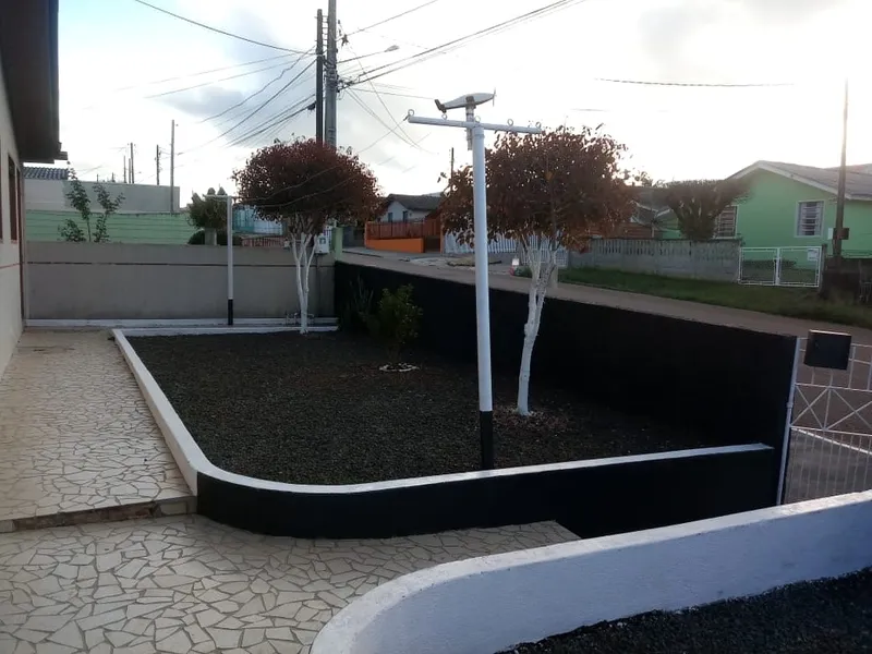 Com o isolamento social devido a pandemia, o torcedor aproveitou o tempo ócio em casa para pintar as paredes do muro e da calçada de preto e branco