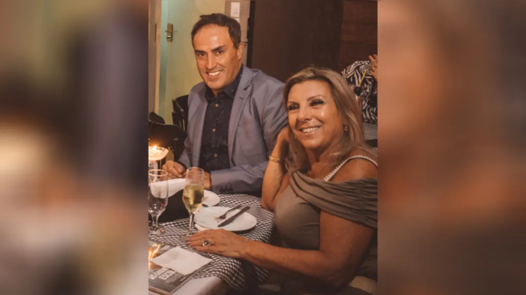 BRINDE A VIDA-  O empresário Silvério Padrão receberá as felicitações pela passagem de seu aniversário neste sábado (20).  Silvério que responde pelas lojas Padrão, marca que nasceu em outubro de 1993, no antigo Shopping Champagnat, em Curitiba.
A receptividade do público que buscava por roupas de alta qualidade consolidou o sucesso da loja, que em seguida abriu novas lojas em Curitiba, Ponta Grossa, Joinville e Balneário Camboriú. No registro, Silvério e sua esposa Vânia Padrão. Da coluna RC os votos de alegrias e sucesso