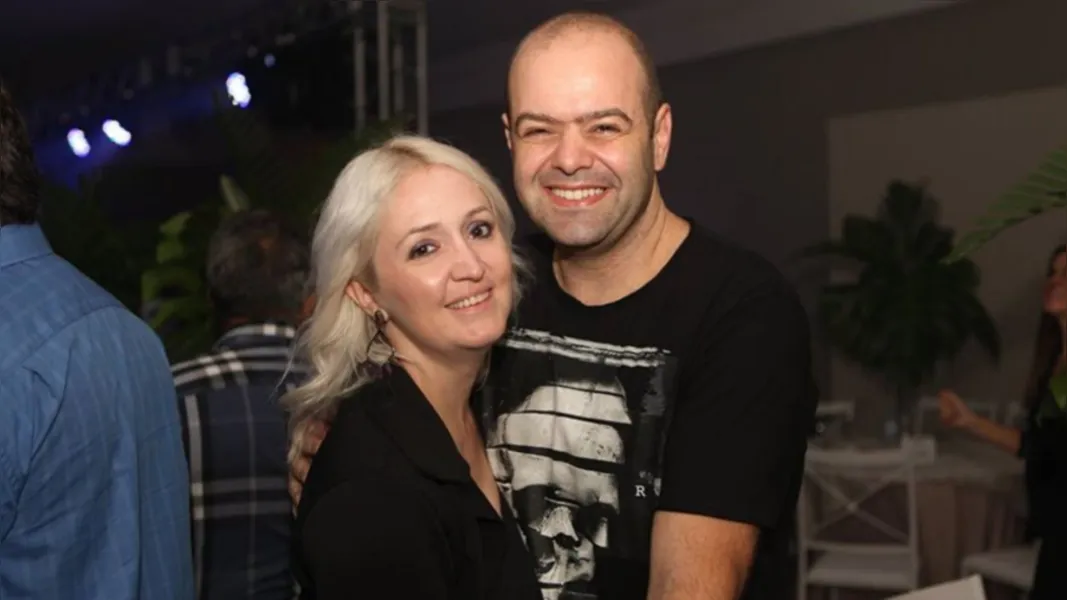 BDAY - Vanessa Acras será muito cumprimentada pela passagem de seu aniversário no próximo domingo (22). No registro especial, Vanessa com seu marido, o conceituado médico Rafael Acras. Da coluna RC os votos de prosperidade e sucesso