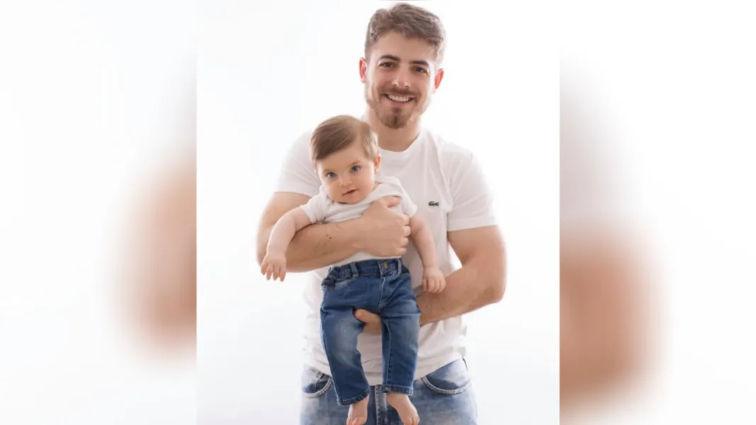FELICITAÇÕES - André Michelis Nascimento reserva o sábado (20) para receber as felicitações pela passagem de seu aniversário. No registro, André e seu filho Vicente Michelis Schmitz. Da coluna RC os votos de alegrias e sucesso