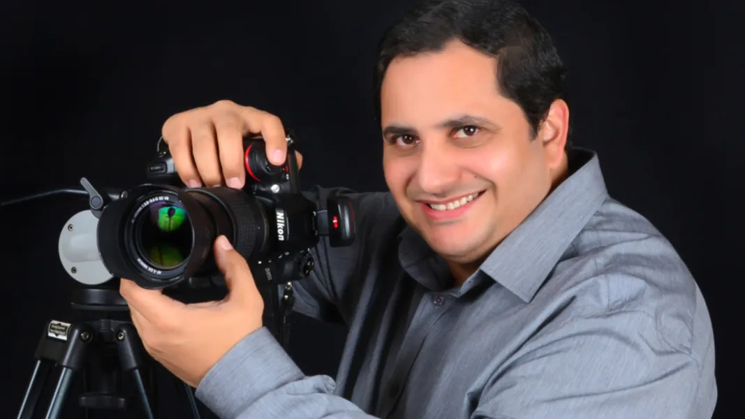 NIVER - O fotógrafo e empresário Giovani Simão Guarneri receberá as felicitações pela passagem de seu aniversário nesta terça-feira (30). Giovani registra em fotografias e filmagens os pontagrossenses e região dos Campos Gerais desde os anos 90 e é um pai sempre muito presente na vida de sua família. Da coluna RC os votos de alegrias e sucesso