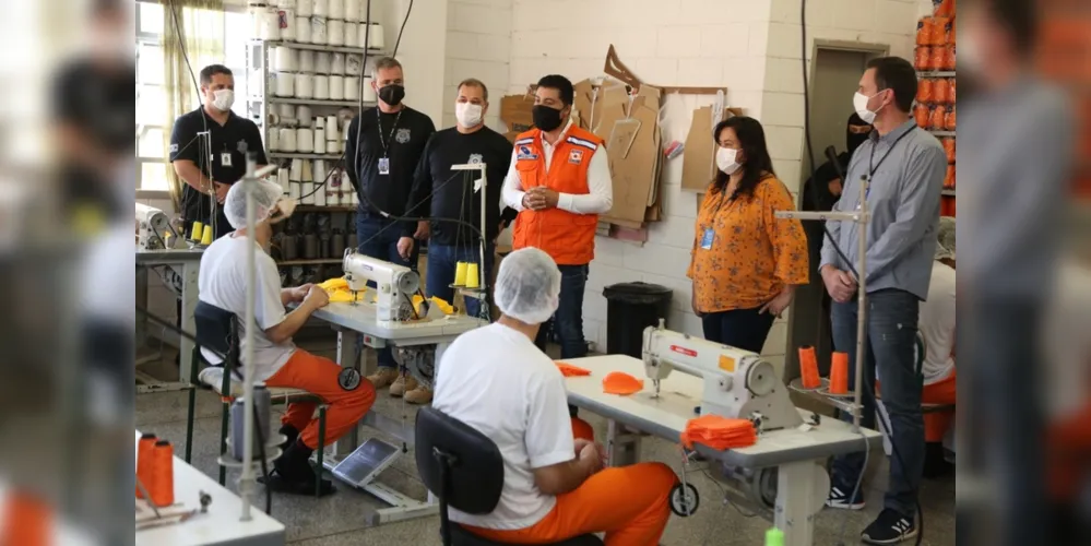 Durante a entrega do material o prefeito Marcelo Rangel teve a oportunidade de conversar com os detentos que estão costurando as máscaras