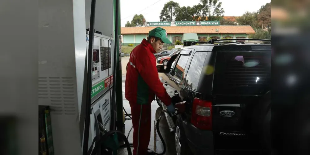 Imagem ilustrativa da imagem Petrobras anuncia queda de 8% no preço da gasolina