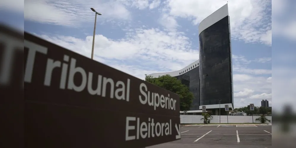 A lista de instituições credenciadas pode ser consultada no Portal do TSE.