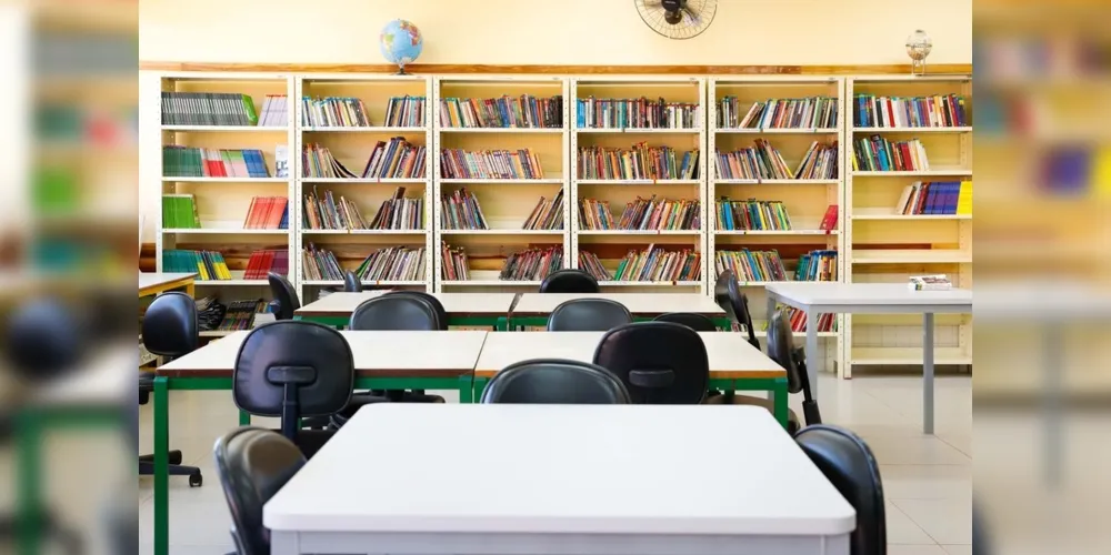 As 2,1 mil escolas da rede estadual receberão mais de 550 mil cadeiras, mesas, talheres em inox, pratos, banquetas, armários e outros equipamentos.