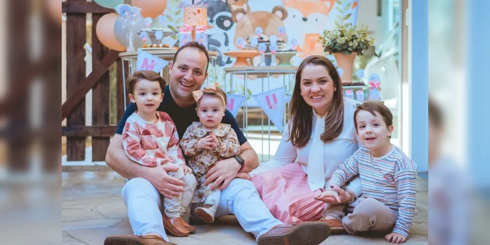 PORTRAIT - No registro especial do fotógrafo Bruno Marinho, o casal Conrado e Carolina Vendrami, com seus filhos Vicente, Manuela e Lorenzo Vendrami. O momento em casa foi eternizado para marcar o primeiro ano de vida da doce Manuela. Da coluna RC os votos de alegrias e prosperidade