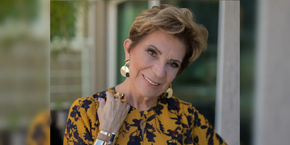 01 BRINDE A VIDA - Se existe um símbolo para a mulher da atualidade, ela pode muito bem representa-lo. Elizabeth Silveira Schmidt  dispensa apresentações. Entusiasta da vida e das suas relações, sempre tem a palavra adequada no momento certo; seja para o disputado mundo político, para os amigos ou para os seus familiares. Sua alegria de viver exprime uma juventude que ultrapassa a idade e essa mulher que sabe transitar nas mais diversas searas com leveza e alegria é o maior símbolo de que a mulher atuante e dona de si, pode conquistar o que desejar e ser relevante em todos os papéis que ocupa; seja como Vice Prefeita, como Rotariana, amiga de todas horas, mãe extremosa, avó carinhosa ou filha companheira
