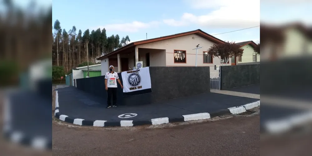 Com o isolamento social devido a pandemia, o torcedor aproveitou o tempo ócio em casa para pintar as paredes do muro e da calçada de preto e branco