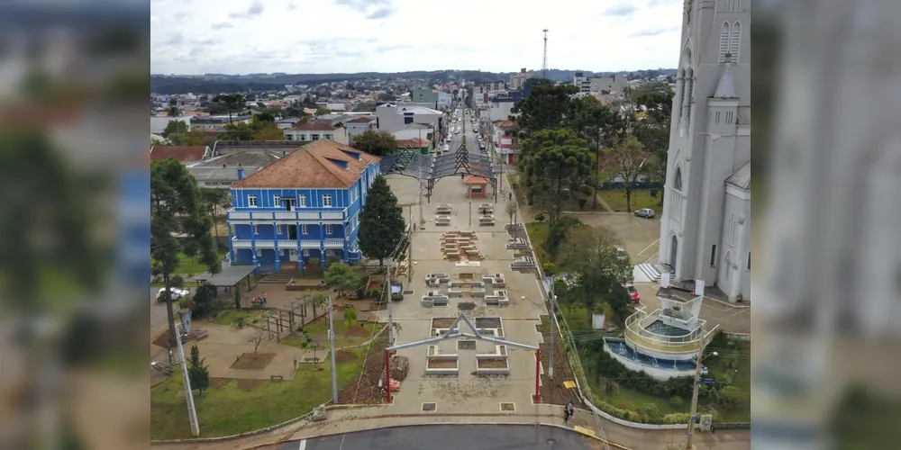 Localizada na área central da cidade, a obra do Governo do Estado será um espaço de convivência, onde famílias e visitantes poderão se encontrar para colocar a conversa em dia e tomar uma cuia de chimarrão.
