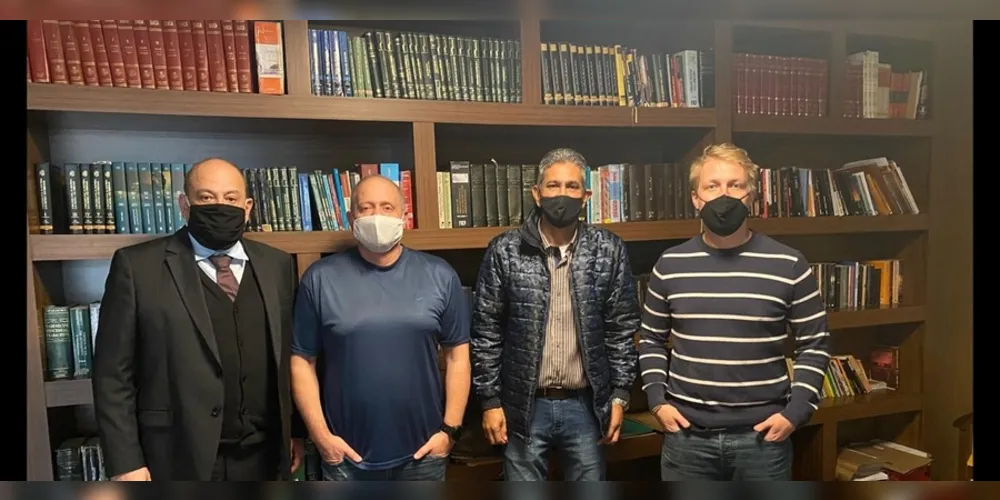 Vereadores José Carlos Sahagoff Raad, o Doutor Zeca, e Rudolf Polaco, mais o advogado Alexandre Postiglione compõem o grupo