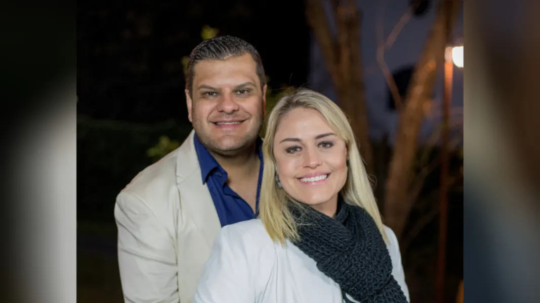 BDAY - O empresário João Generoso receberá as felicitações pela passagem de seu aniversário neste sábado (11). Profissional destacado, em constante atualização, vive no eixo Ponta Grossa - São Paulo onde mantém um sólido negócio na área de tecnologia no setor financeiro. Pai e esposo dedicado, João ao lado da esposa Suellen administra a Luxe Móveis e Decorações onde oferece para um público seleto opções especiais em móveis e decoração. No registro, João e sua esposa Suellen Generoso. Da coluna RC os votos de infinitas realizações ao aniversariante