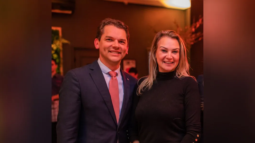 BRINDE A VIDA - O juiz federal Antonio César Bochenek receberá os cumprimentos pela passagem de seu aniversário, nesta quarta-feira (15). No registro, o nosso aniversariante e sua esposa Giorgia Bin Bochenek. Da coluna RC os votos de felicidades e sucesso
