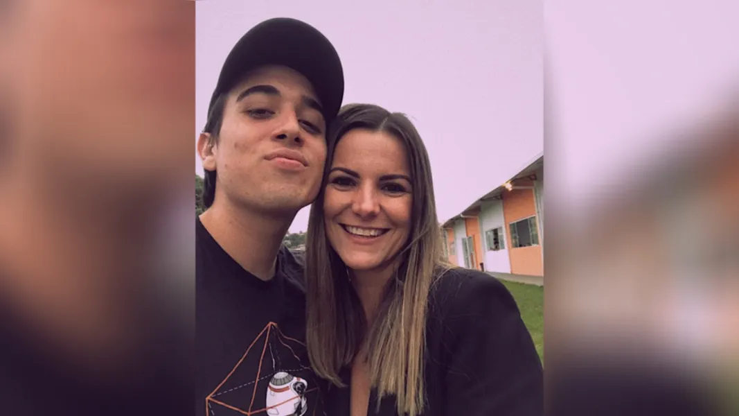DESTAQUE - Ana Rita Rocha recentemente apresentou seu trabalho de conclusão do curso de Produção Publicitária do Cescage, juntamente com seu colega Dankan Mateus. A apresentação foi virtual devido a este momento que estamos vivendo, e a dupla obteve aprovação. Da coluna RC os votos de sucesso nesta nova caminhada