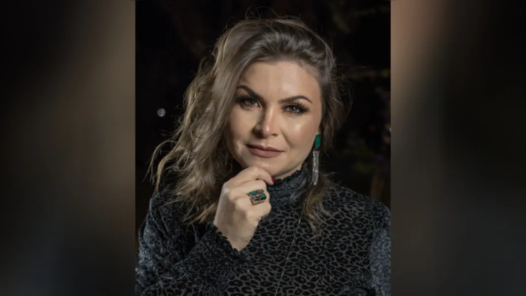 MARIZA KIERS - Patricia Antunes esbanja sua elegância e beleza, no registro especial do mago da fotografia Laertes Soares. Vale ressaltar, que Patricia usa acessórios Mariza Kiers, referência em bom gosto e modernidade