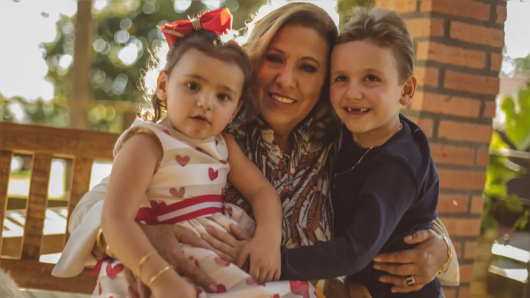 Vera Cury e seus netos Felipe Cosmoski Cury e Maria Eduarda Cury Silva