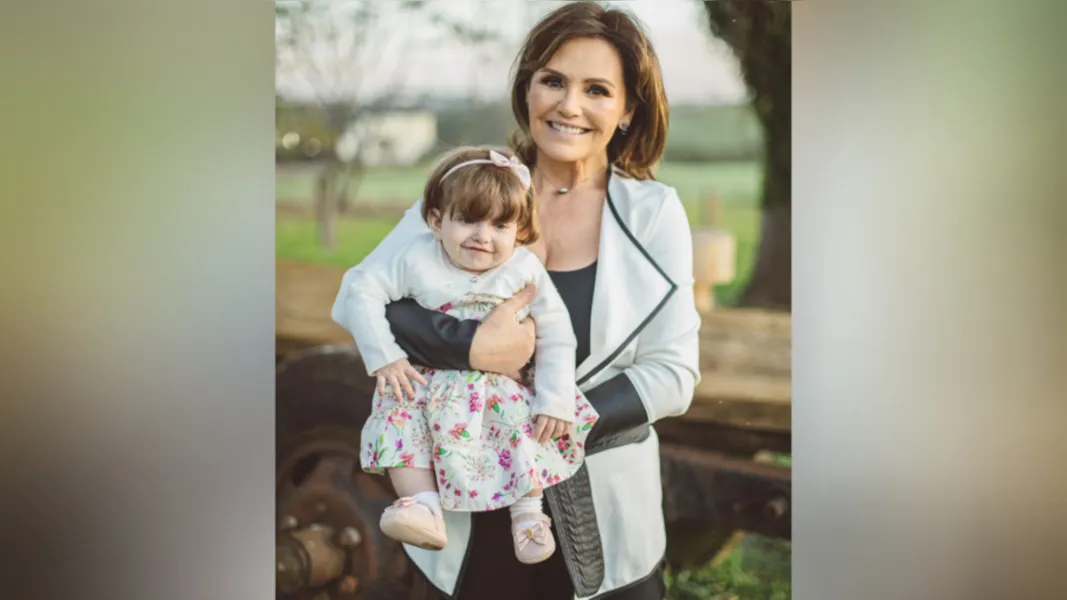 Mary Jean Falavinha Barros e sua neta Cecília Barros Torres