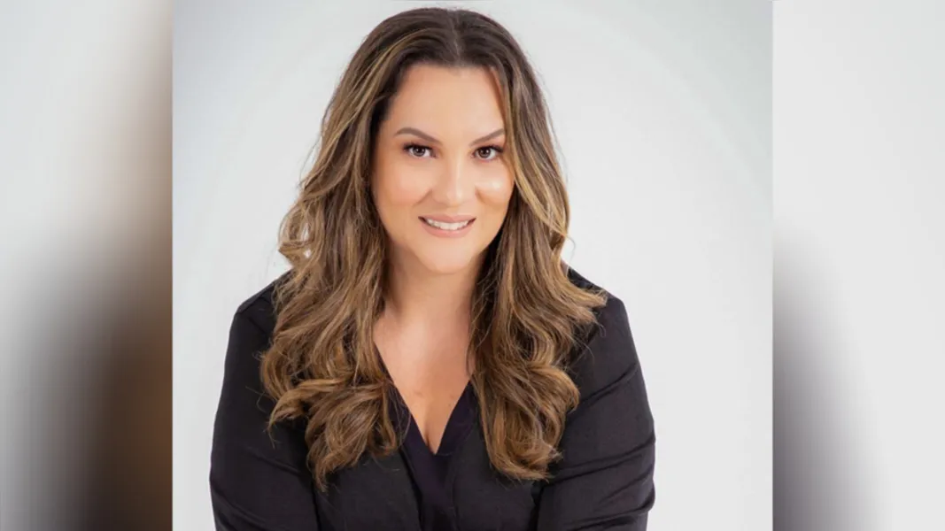 TROCA DE IDADE - A competente design de interiores Juliana Maciel, foi muito cumprimentada pela passagem de seu aniversário na última sexta-feira (24). Juliana que em seus projetos imprime uma identidade sempre atual e funcional, pensando no conforto e na necessidade de seus clientes. Da coluna RC os votos de sucesso e alegrias