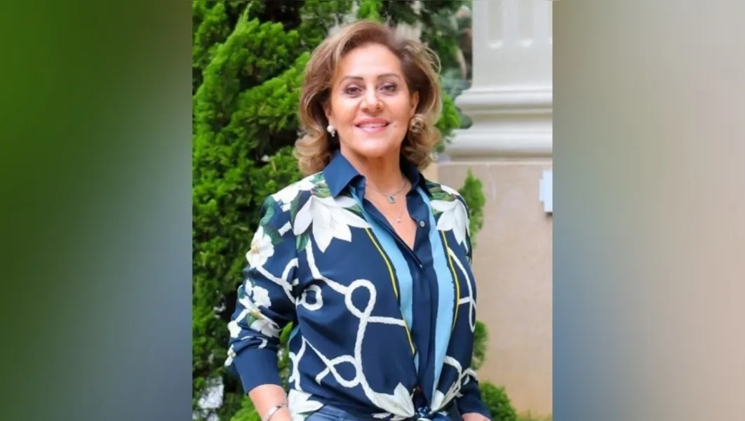 NOVO CICLO – A empresária Ana Lucia Hyczy receberá as felicitações pela chegada de seu aniversário nesta quarta-feira (5). Ana Lucia que responde ao lado de suas filhas, pela badalada boutique curitibana Compagnia Internazionale. Da coluna RC os votos sucesso e felicidades