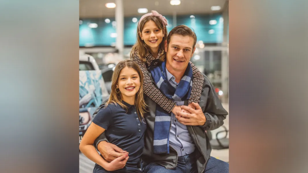 Pieter Arthur Biersteker e suas filhas Manuella e Amanda Biersteker