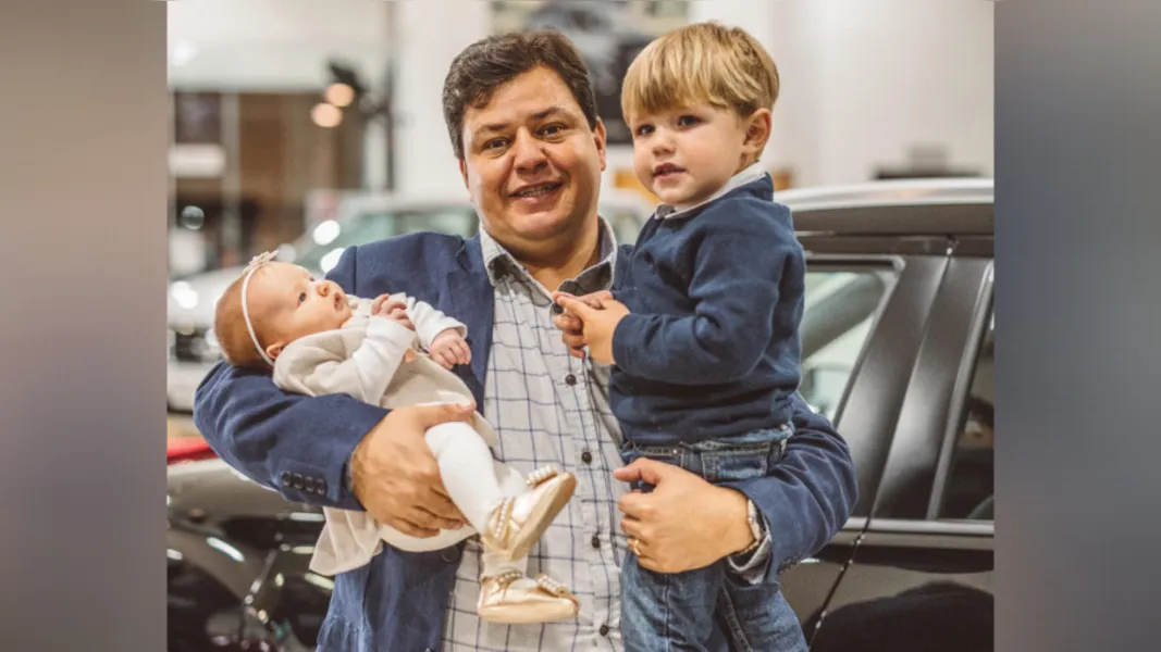 Fabio Donha Artero e seus filhos Pedro e Sofia Pontarolo Artero