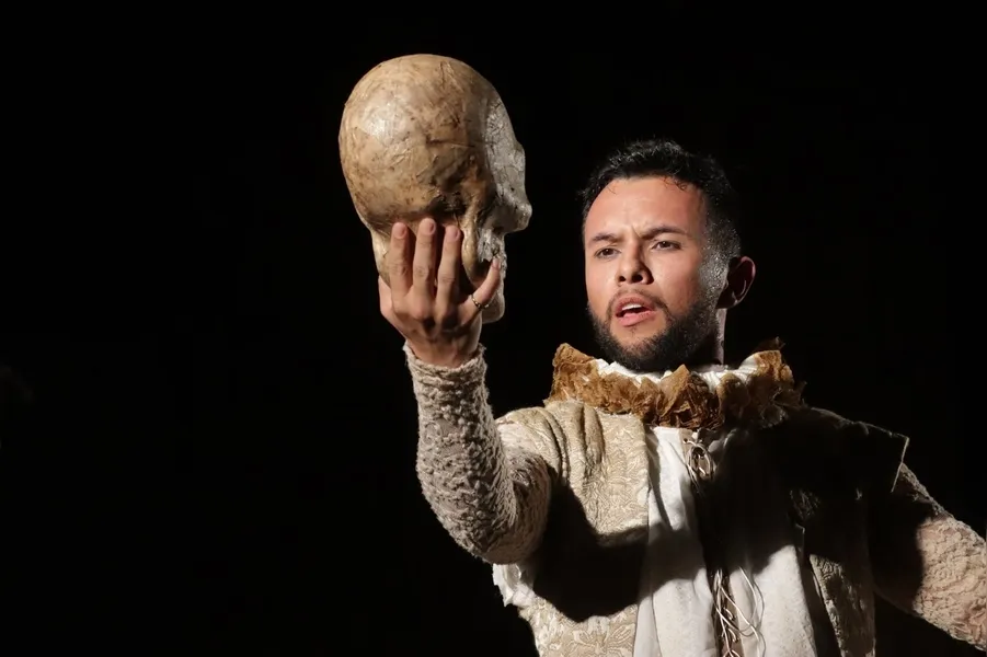 Celebração será online com a reapresentação da peça "Shakespeare: paixão e poesia" pelas redes sociais.
