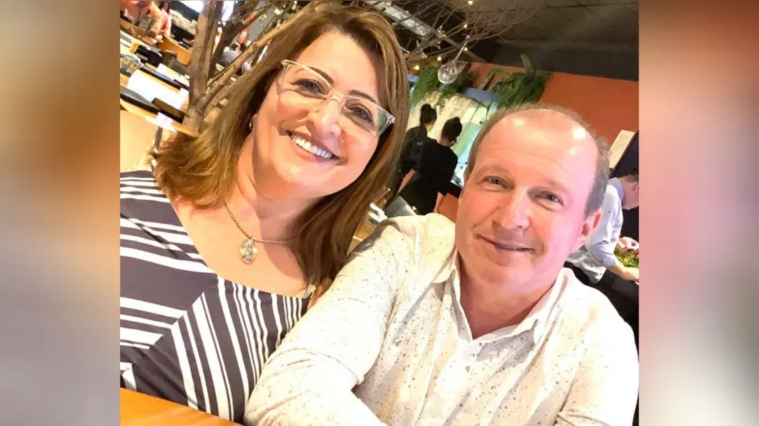 BRINDE A VIDA - A empresária Marloiva V. Brandelero receberá as felicitações pela troca de idade neste sábado (15). No registro especial, Marloiva com seu marido Valdir Brandelero. Da coluna RC os votos de sucesso e felicidades