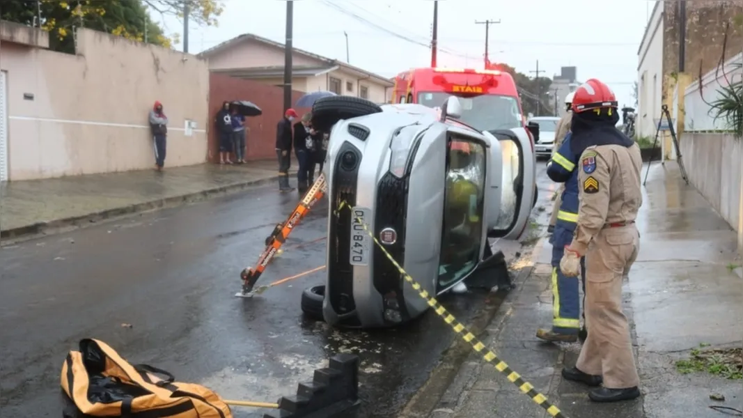 Motorista tomba carro após sofrer mal súbito na Vila Liane