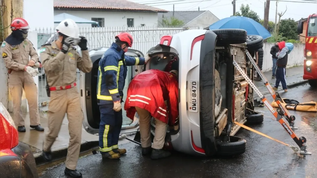 Motorista tomba carro após sofrer mal súbito na Vila Liane
