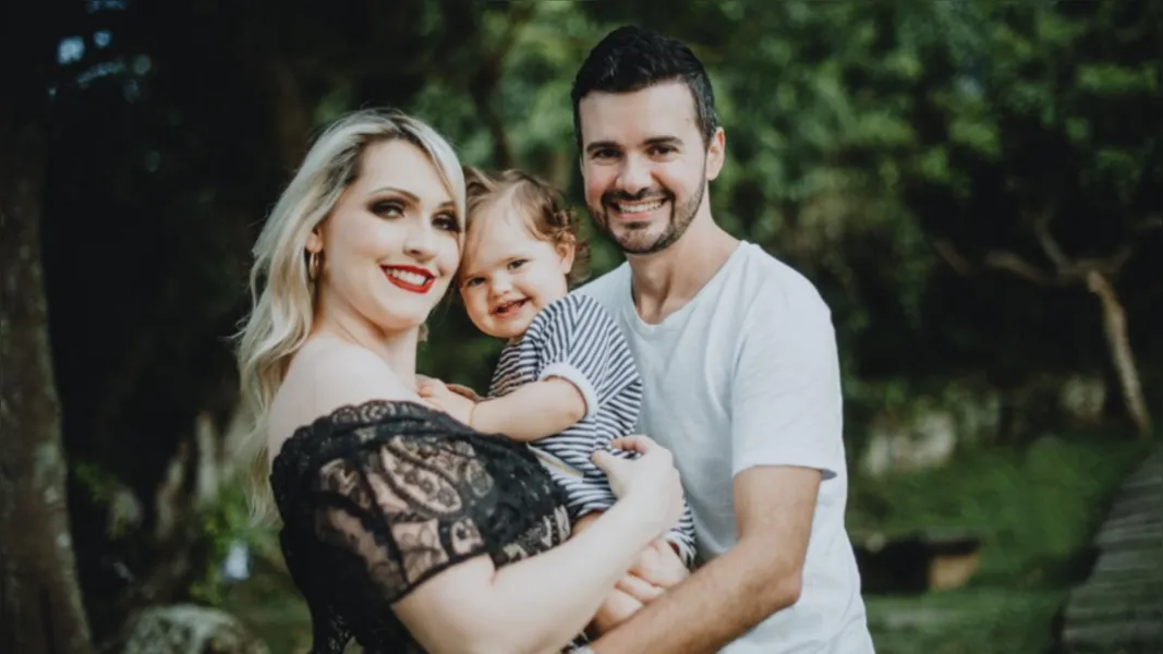BDAY - Na última segunda-feira (17), Gia Sá Spósito, filha do casal Vinicius Spósito e Cynthia Sá Spósito, foi muito cumprimentada pela chegada de seu segundo aniversário. Desde sua chegada, Gia, trouxe alegria, luz e uma nova rotina na vida dos pais Vinicius e Cynthia. Graciosa e com um olhar curioso, a pequena encanta a todos por onde passa esbanjando simpatia. Da coluna RC os desejos de alegrias e saúde para a aniversariante e seus pais