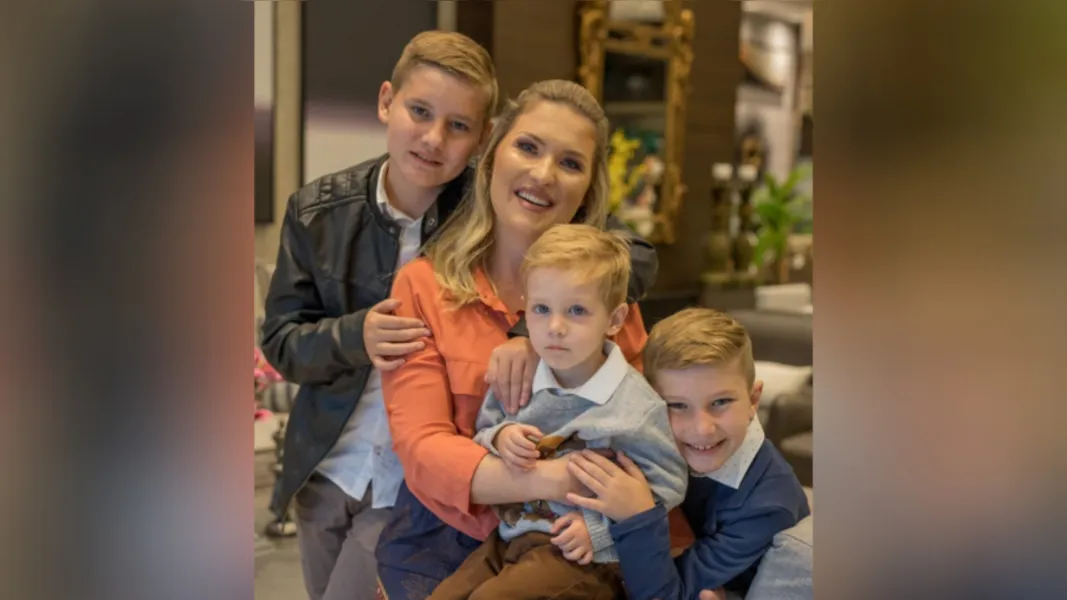 NIVER - A empresária Alessandra Zimmermann receberá as felicitações pela troca de idade nesta quarta-feira (19). Alessandra que com dinamismo e modernidade vem no comando da loja infantil Pequeninos, que é referência na artede vestir bem os baixinhos. No registro, Alessandra e seus filhos Manoel Henrique, Gustavo e Leonardo Zimmermann Maravieski. Da coluna RC os votos de prosperidade e felicidades