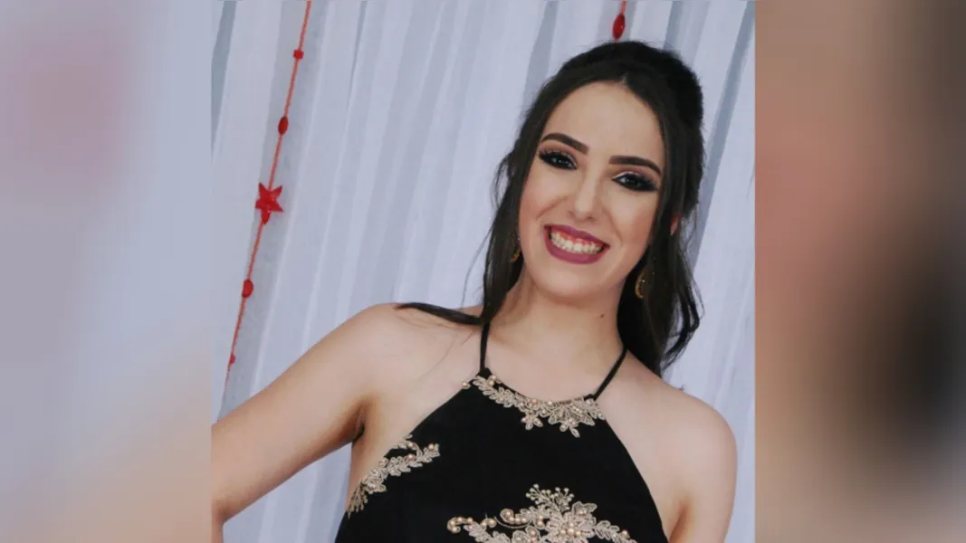 BDAY - A jovem acadêmica de Medicina da UEPG Camila Caruso receberá as felicitações pela troca de idade neste sábado (22). Da coluna RC os votos de prosperidade e felicidades