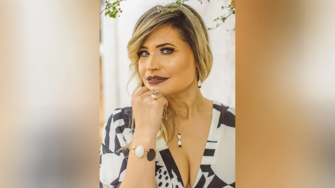 BELA – No registro, a bela e destacada Elisangela Januário usando as peças da coleção de acessórios Mariza Kiers, referência em beleza e elegância