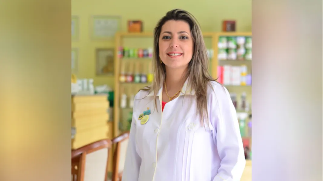 EFICÁCIA 18 ANOS - Setembro é um mês especial, mês de celebrar os 18 anos da Eficácia Brasil, referência em manipulação na região dos Campos Gerais. Sob o comanda da farmacêutica Juliana Ribeiro, a Eficácia Brasil sempre trouxe na sua caminhada o DNA do conhecimento e da inovação, priorizando o bem estar de seus clientes. A Eficácia prepara inúmeras promoções para o mês de setembro. Comentaremos!