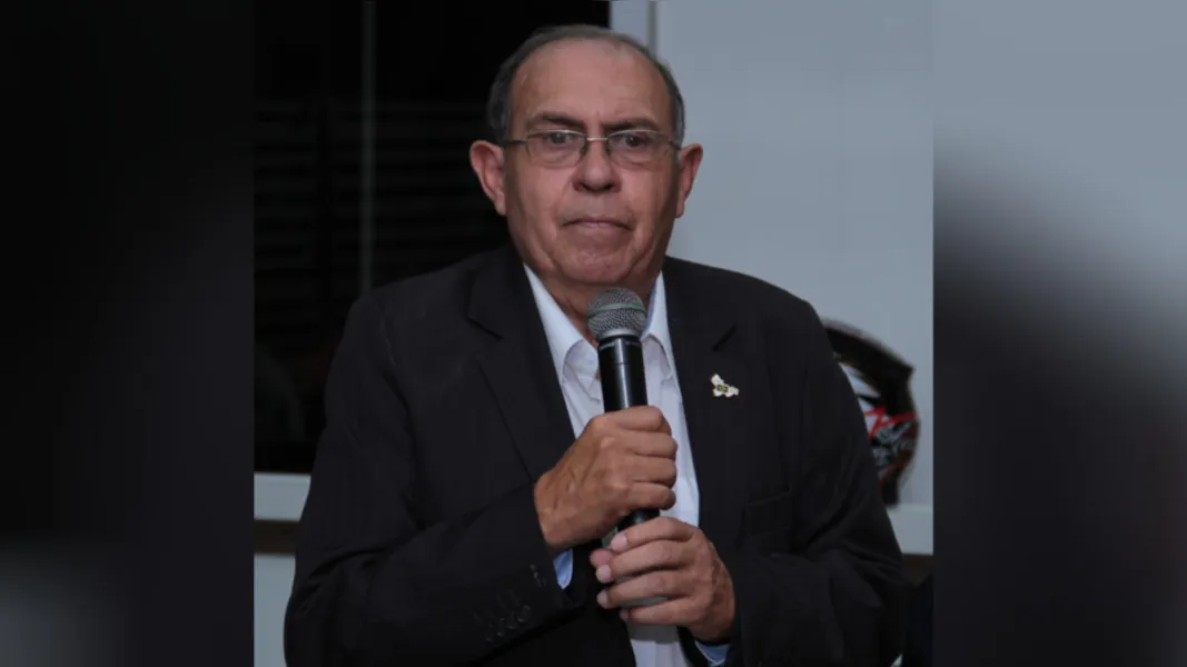 NOVO CICLO - O renomado colunista social Alvaro Andrade será muito cumprimentado pela passagem de seu aniversário nesta sexta- feira (11). O comunicador social dos Campos Gerais apresenta todos os  sábados seu  programa das 10 às 12 horas, pelas ondas da Rádio MZ FM, de nossa cidade. 
Ele, a partir do próximo mês começa os preparativos para o seu "Jubileu de Ouro" no jornalismo social da nossa região. Alvaro com seu estilo próprio dedicou sua vida contando um pouco da história de nossa cidade, eternizando momentos felizes de muitas famílias. Da coluna RC os votos de alegrias e saúde
