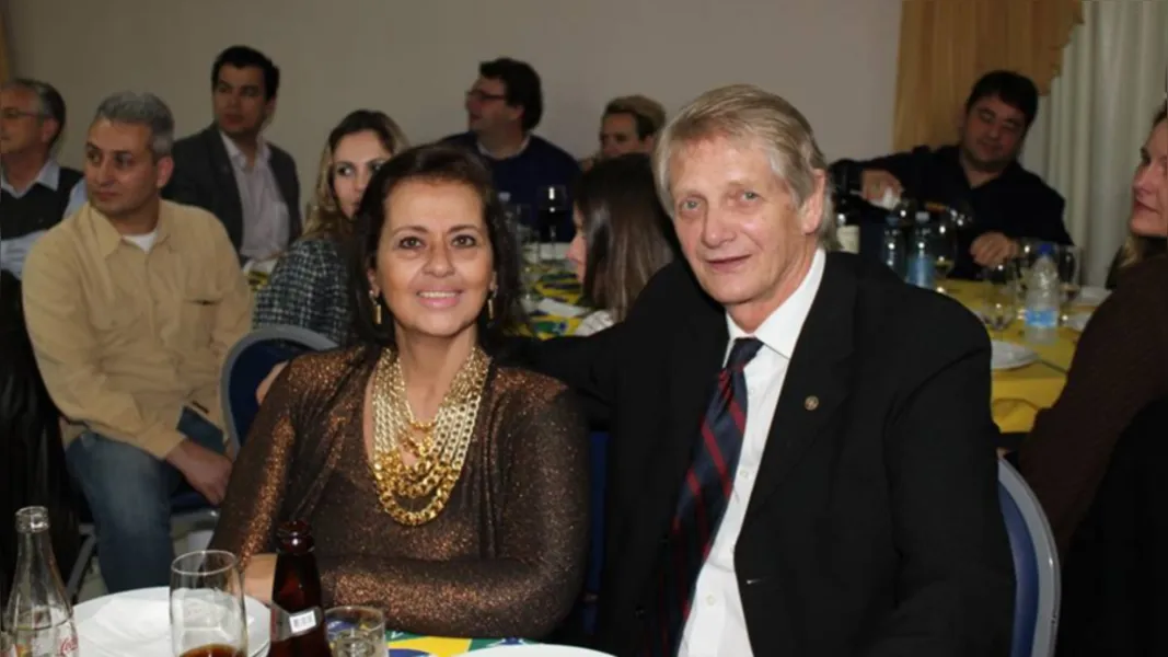 TROCA DE IDADE - A empresária Maria Cristina Horodisky comemorará na intimidade familiar no próximo sábado (12), a passagem de seu aniversário. Vale registrar que Cristina ao lado de seu marido Konstanty responde pela Obra Primma Molduraria, a mais conceituada e tradicional casa de molduras dos Campos Gerais. Da coluna RC os votos de saúde e alegrias