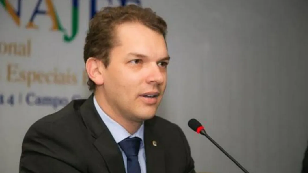 “Nesta terra nasci, cresci, estudei, aprendi, vivi intensamente e conquistei relevantes objetivos. Aqui vivi espetaculares momentos com meus familiares e muitos amigos. Amo Ponta Grossa por tudo aquilo que me ofereceu e proporcionou. Farei de tudo que estiver ao meu alcance para que aqui seja o melhor lugar do mundo para se viver. Viva Ponta Grossa.”
Antônio César Bochenek
Juiz Federal