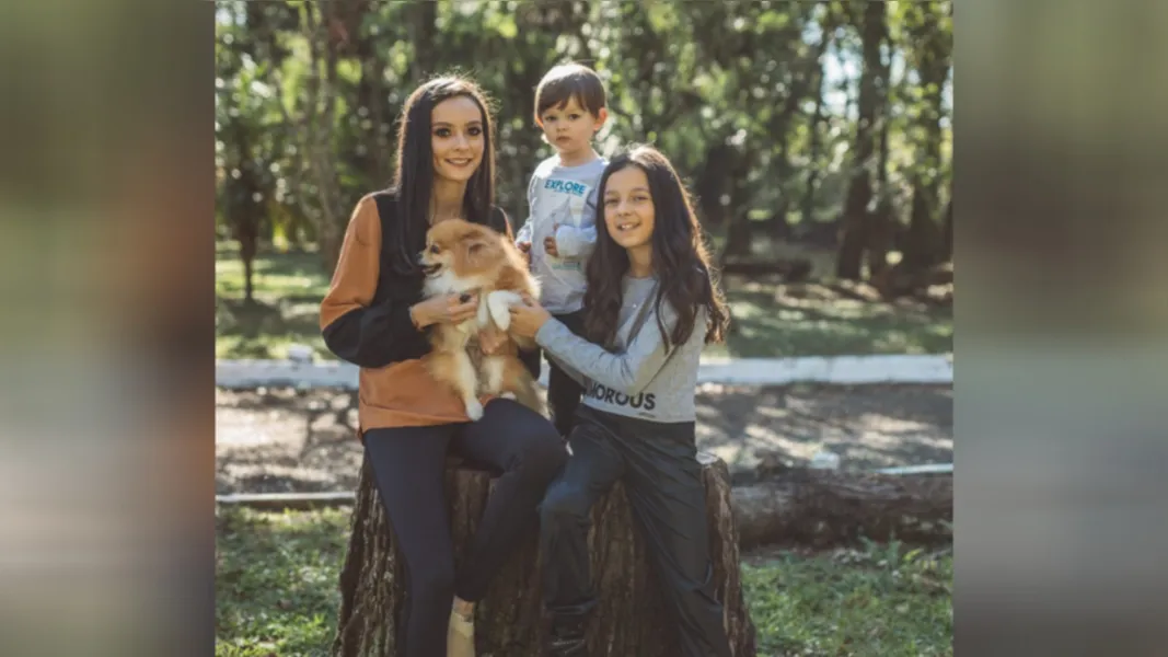 Kamila Strack e seus filhos Valentina e Henrique Strack com a Pandora
