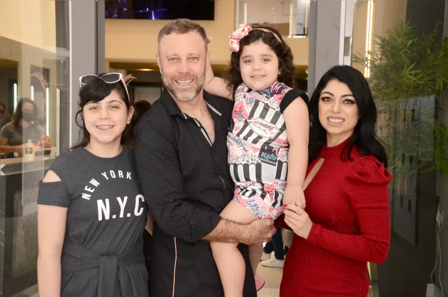 Hélio Cezar Ferreira e Vanessa de Morais Ferreira e suas filhas Lavínia de Morais Ferreira e Vivian de Morais Ferreira