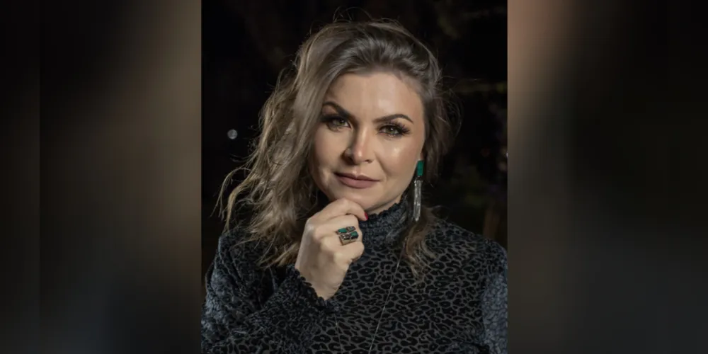 MARIZA KIERS - Patricia Antunes esbanja sua elegância e beleza, no registro especial do mago da fotografia Laertes Soares. Vale ressaltar, que Patricia usa acessórios Mariza Kiers, referência em bom gosto e modernidade