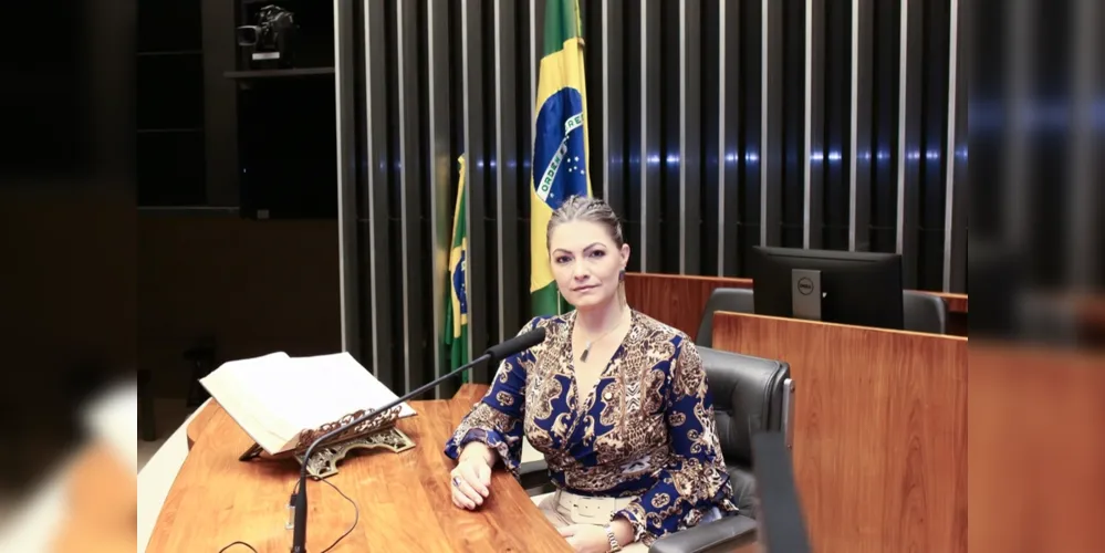 Na justificativa, a parlamentar declarou que se sentia orgulhosa por poder colaborar com a aprovação do relatório