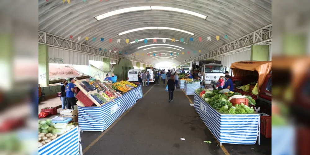 Feira adota medidas de segurança, com obrigatoriedade do uso de máscaras, disponibilização de álcool em gel e distanciamento entre as barracas