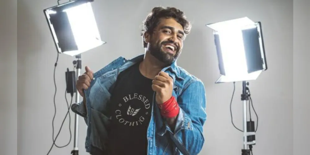 'A Live da Família Pobre Brasileira' é a primeira transmissão ao vivo do humorista no formato de live show do humorista Alorino. 