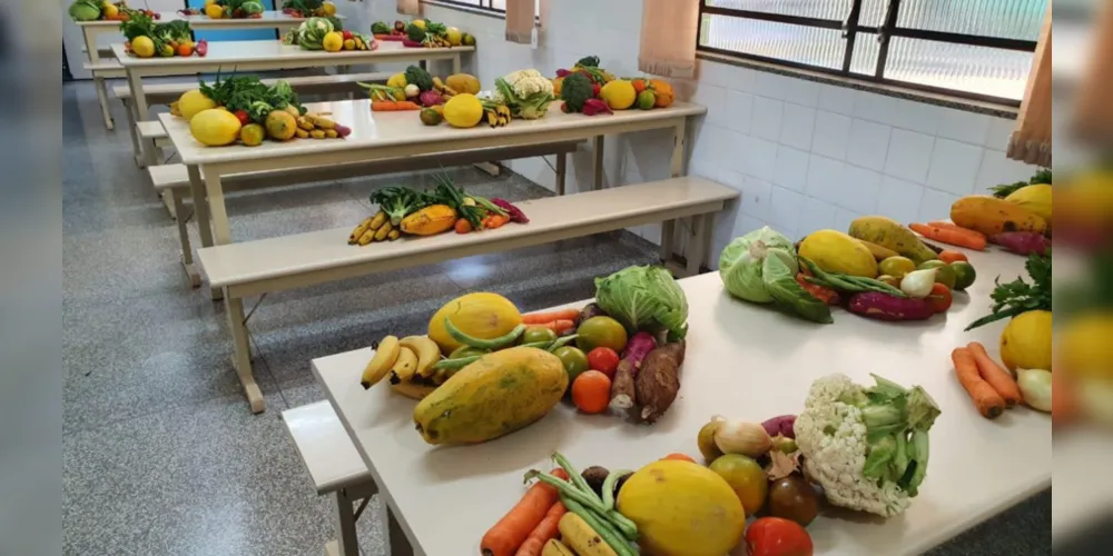 Kits de alimentos com frutas e verduras, são distribuídos pelas escolas municipais de Ponta Grossa através da Prefeitura Municipal.