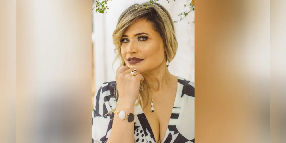 BELA – No registro, a bela e destacada Elisangela Januário usando as peças da coleção de acessórios Mariza Kiers, referência em beleza e elegância
