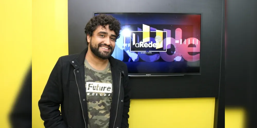A apresentação terá como convidado da noite o humorista Alorino Junior e também contará com a presença de Iva Cristi, Alison Andrei e Pedro Geronimo. 